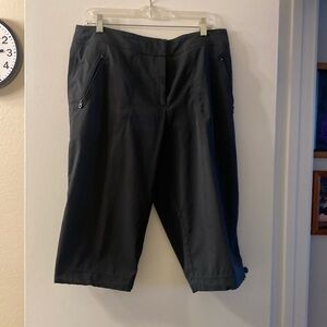 Tail capris with 3 pockets, two with zippers. Legs have drawstring on them
